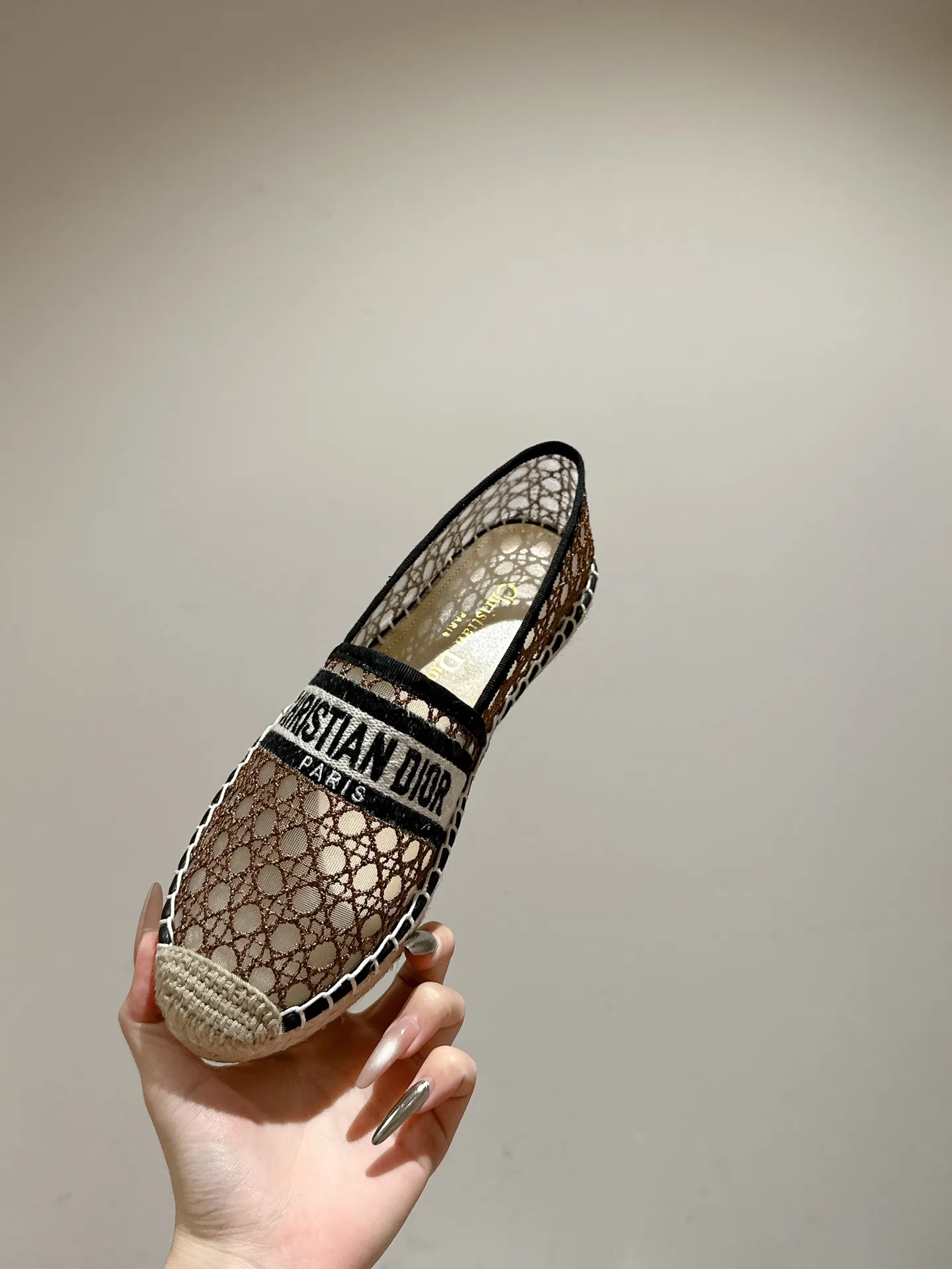 👟👟Ex-factory price 440👟👟 Dior DIOR's new popular early spring fisherman shoes 🆕 Simple, elegant and fashionable, timeless and timeless, it is a classic that will never fade away in the fashion circle, retro fisherman shoes. Original hand-woven surface, electric embroidery technology! Specific cloth surface and rubber outsole. Code number: 35-39 (40.41 customized, non-refundable)
